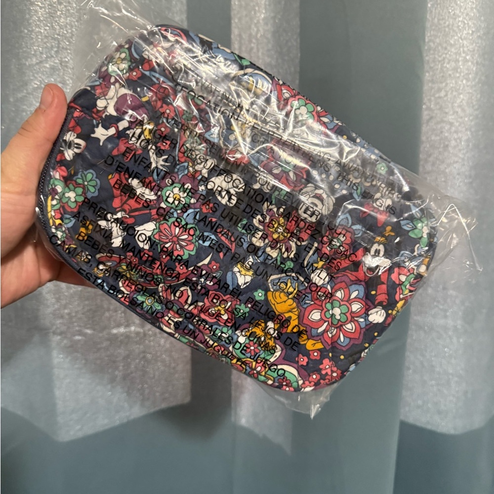 Disney Vera Bradley Mickey & Friends Large Crossbody Belt Bag - NEW WITH TAGS - Picture 5 of 5